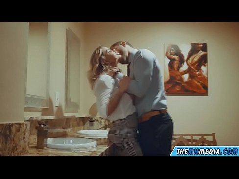 ❤️ Wanneer 'n rondborstige blondine jou in 'n openbare toilet verlei ❤️ Porno op af.pornogroupp.ru